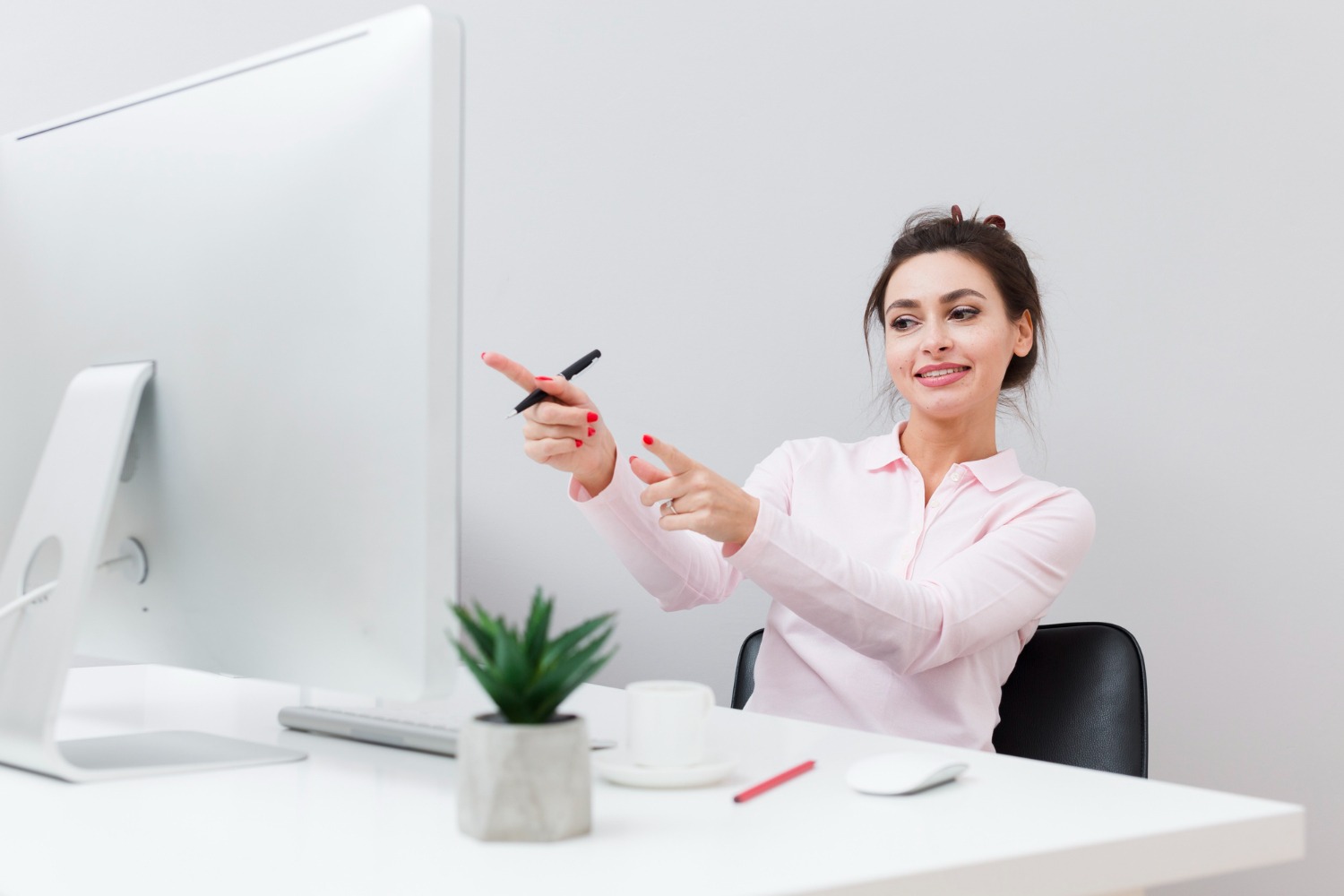Woman point at computer indicating What AML E-Learning Modules should Cover?